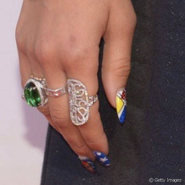Zendaya se inspirou na personagem Mulher Maravilha para criar sua nail art para a premi?re do filme 
